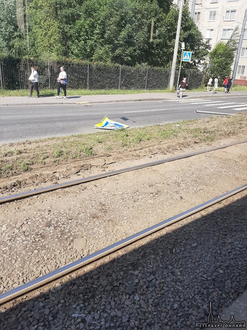 По улице Бабушкина 133, трамвай сошел с рельсов, Дальше облава, много сотрудников...