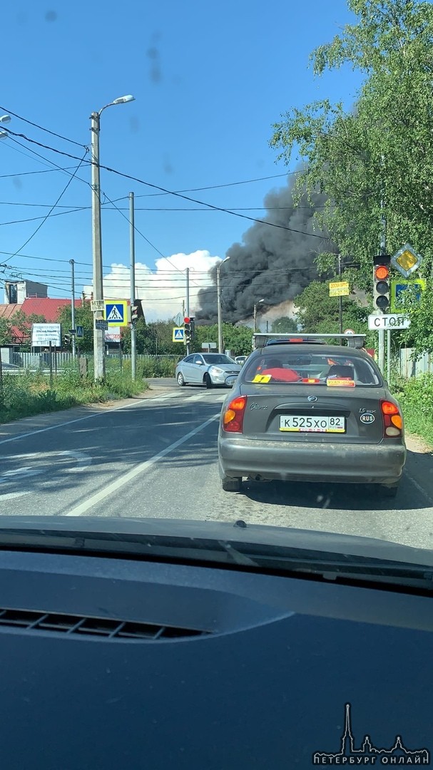 В Санино, горит дом, пожарные ещё не приехали(