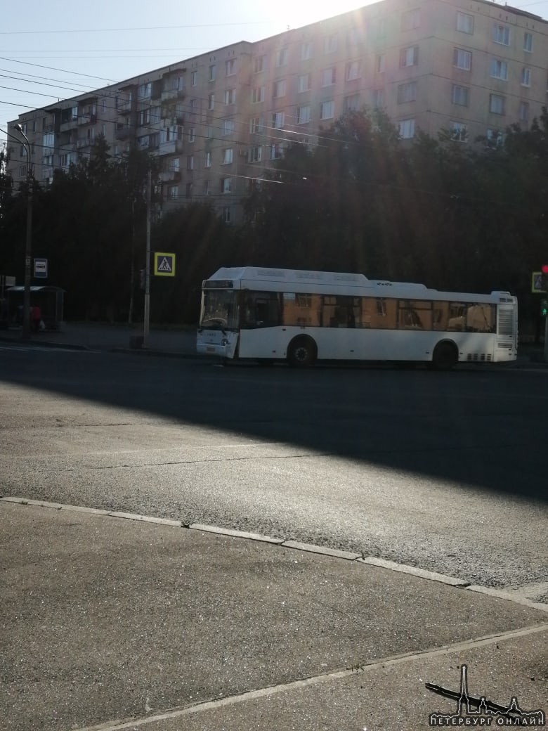 В 19.00 на перекрёстке Дундича и Будапештской, со второй полосы грузовая темно синяя Газель произве...