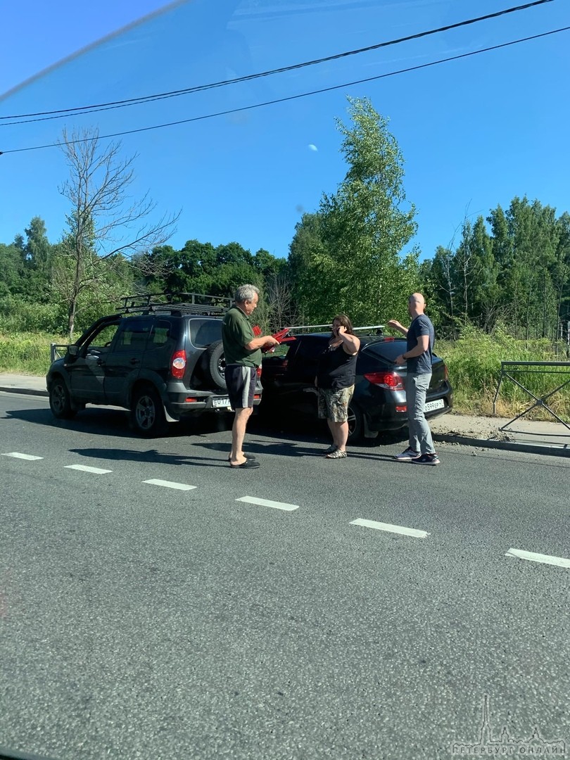 Фура поворачивала на Выборгском шоссе, перед Парголово, и прижала 2 легковушки