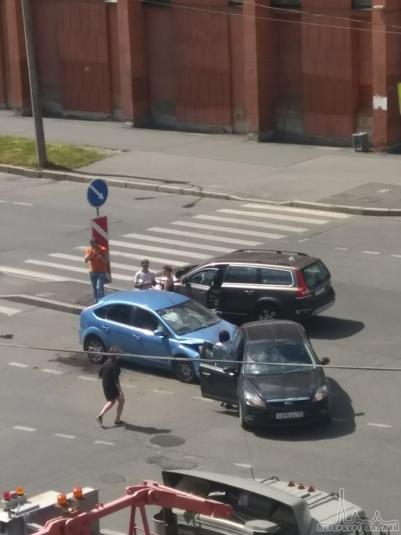 На пересечении Сызранской и Рощинской улиц, не работает светофор, вторая авария за сегодня, в данном...