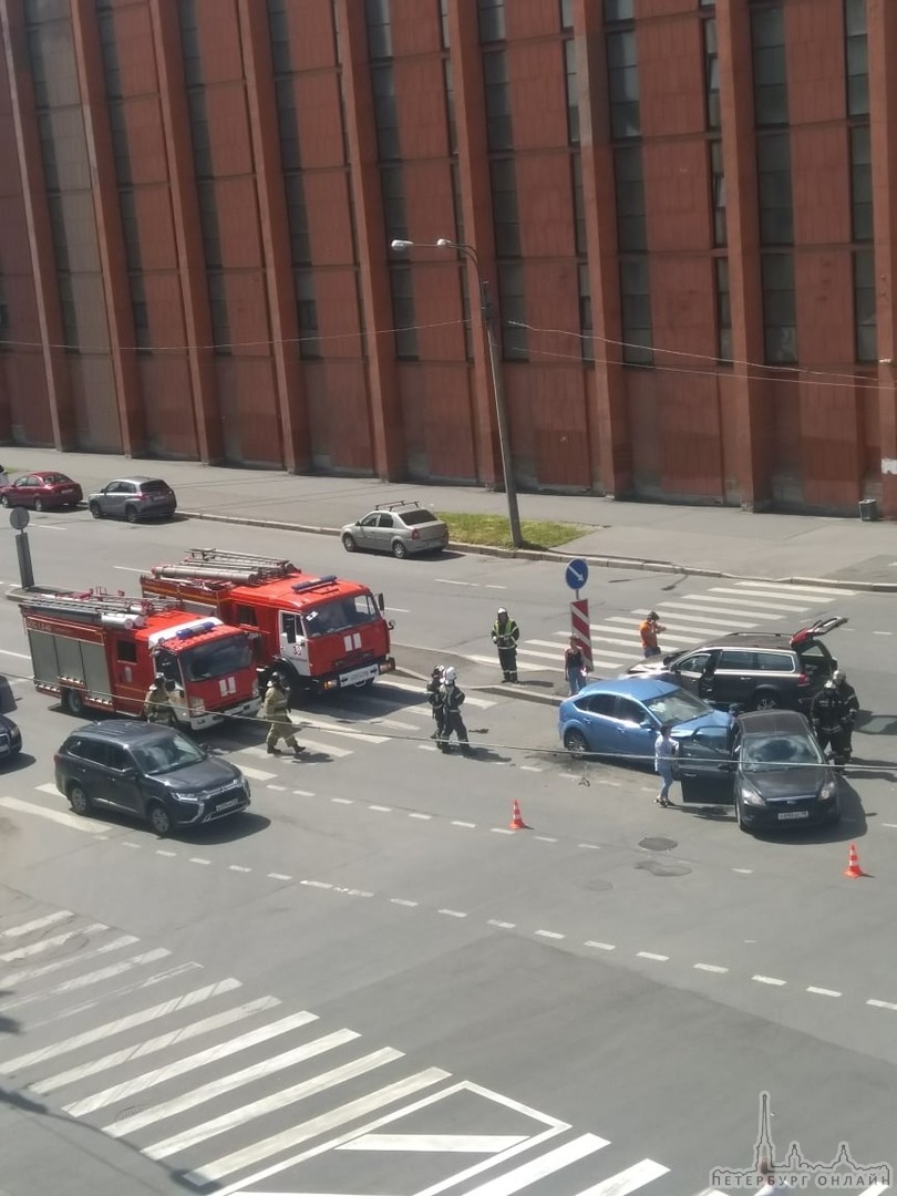 На пересечении Сызранской и Рощинской улиц, не работает светофор, вторая авария за сегодня, в данном...