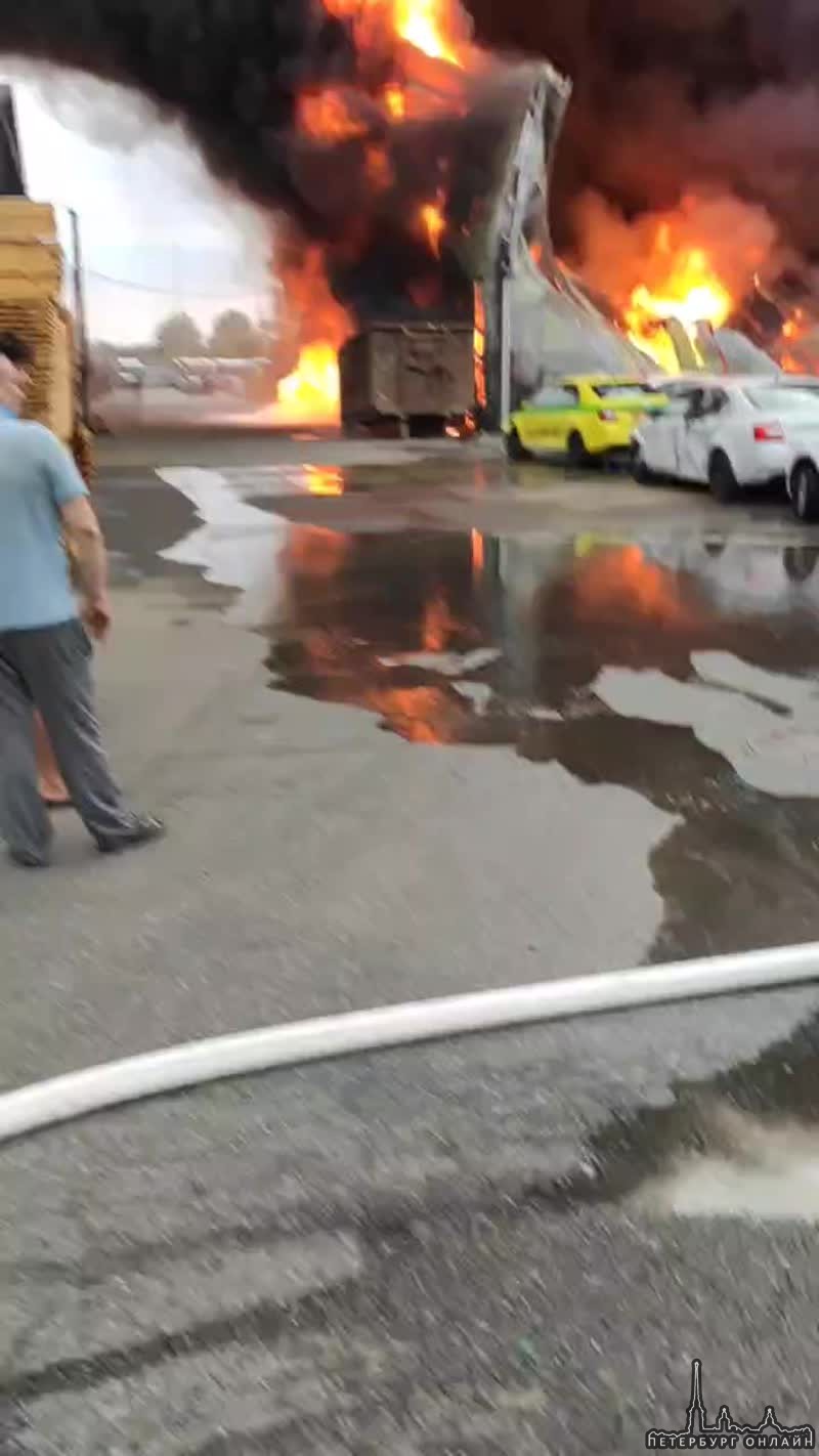 Ещё видео с пожара на Пискаревском 150