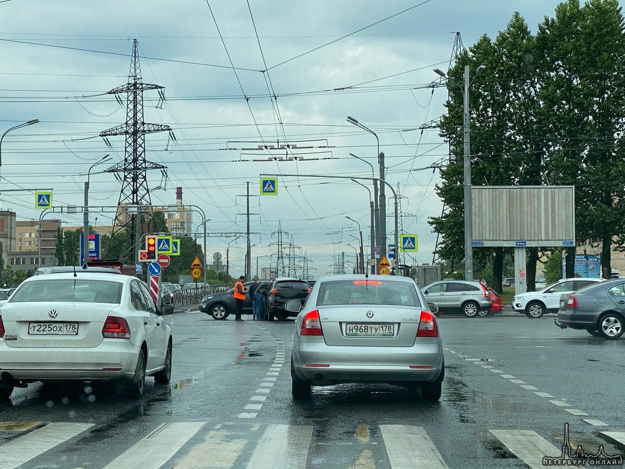 Стоят на трамвайных путях, мешают Чижику и автомобилям по перекрестку Индустриального и Ириновского ...