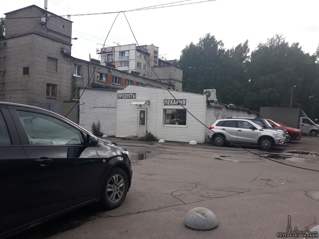 Полицейский участок на Бестужевской 59 накрыло тополем. Ко входу не подойти. Рядом оборвало провода.