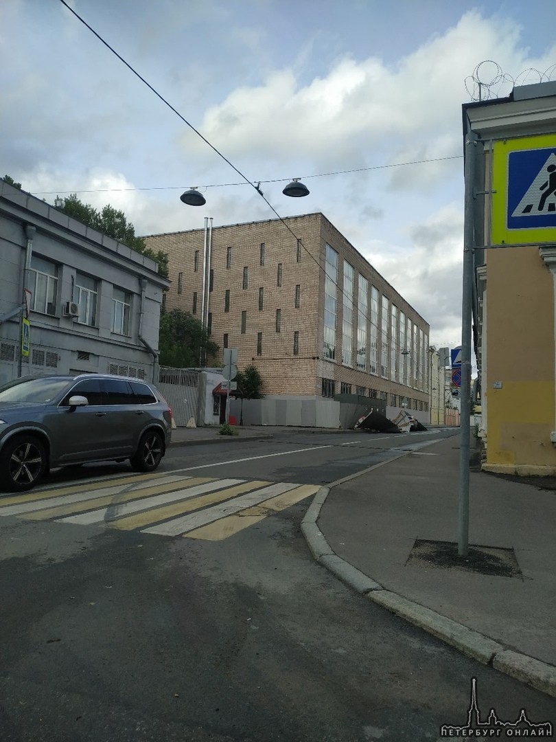 На Лисичанской улице забор покарал каршеринг