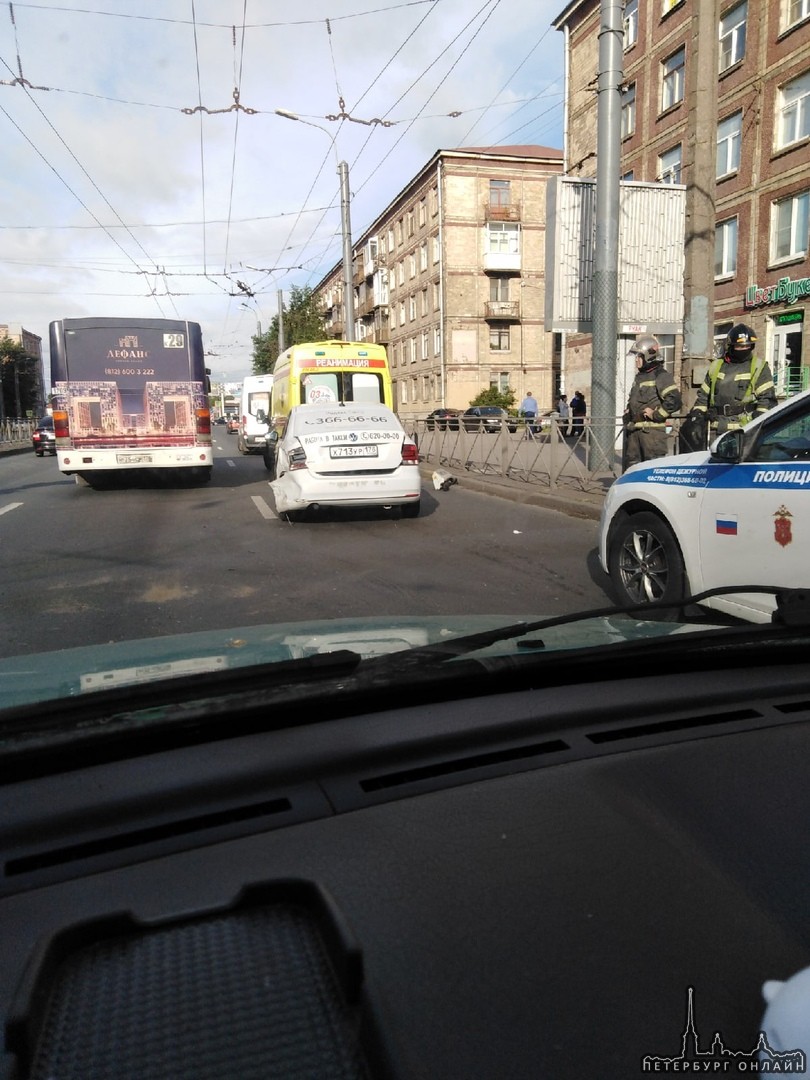 Ятакси и Веста попали в ДТП на перекрестке Седова и Ивановской.