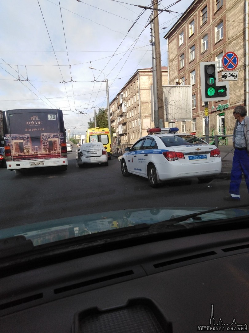 Ятакси и Веста попали в ДТП на перекрестке Седова и Ивановской.