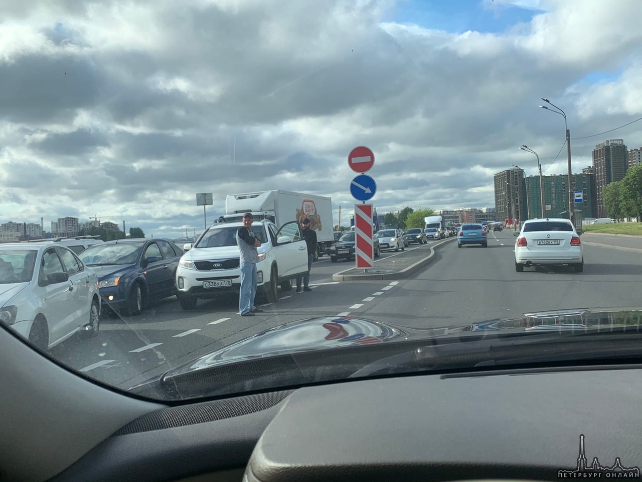 Киа и Toyota притерлись на перекрёстке Крыленко и Октябрьской набережной. Движение затруднено