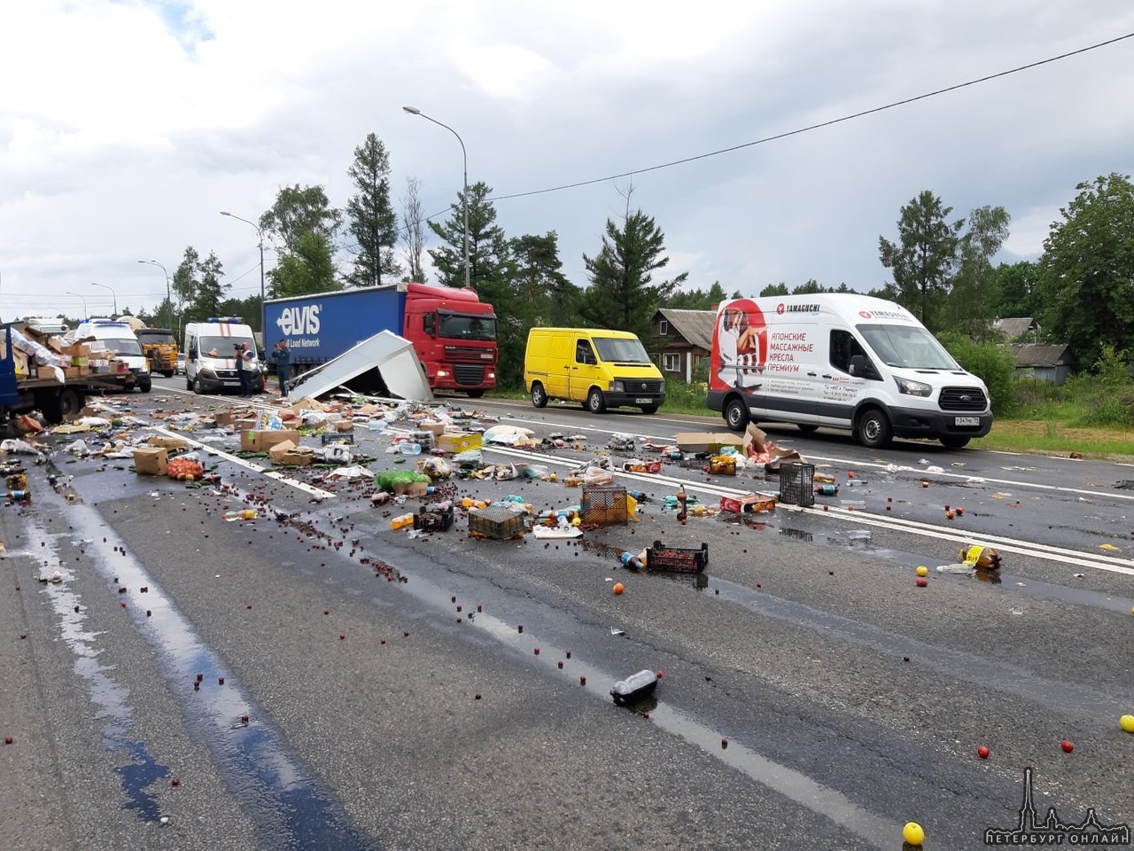 В Ушаках произошла авария на полосе в направлении Москвы. По всей дороге разбросаны фрукты, овощи и ...