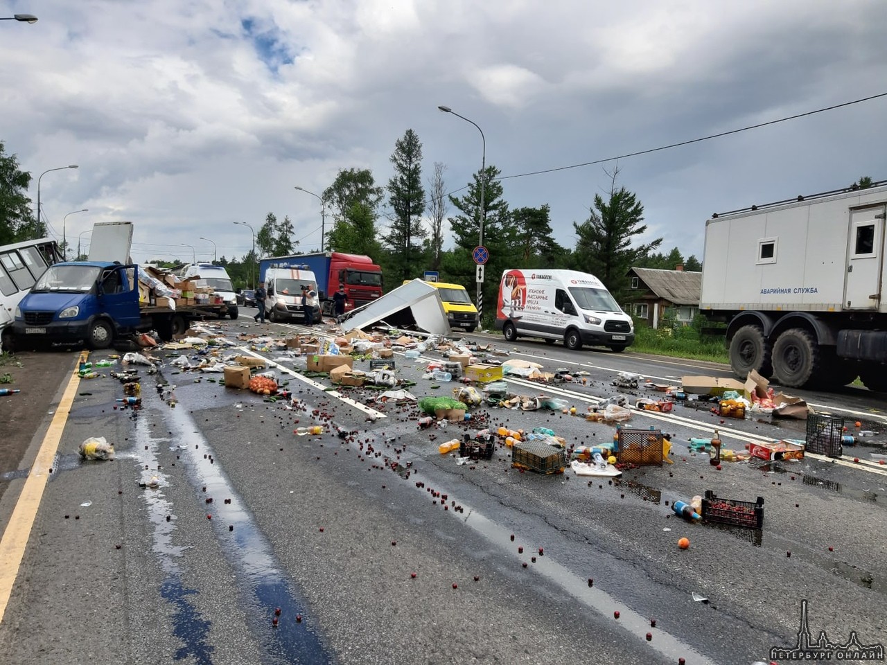 В Ушаках произошла авария на полосе в направлении Москвы. По всей дороге разбросаны фрукты, овощи и ...