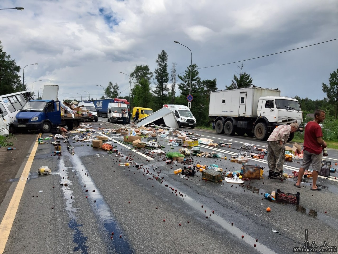 В Ушаках произошла авария на полосе в направлении Москвы. По всей дороге разбросаны фрукты, овощи и ...