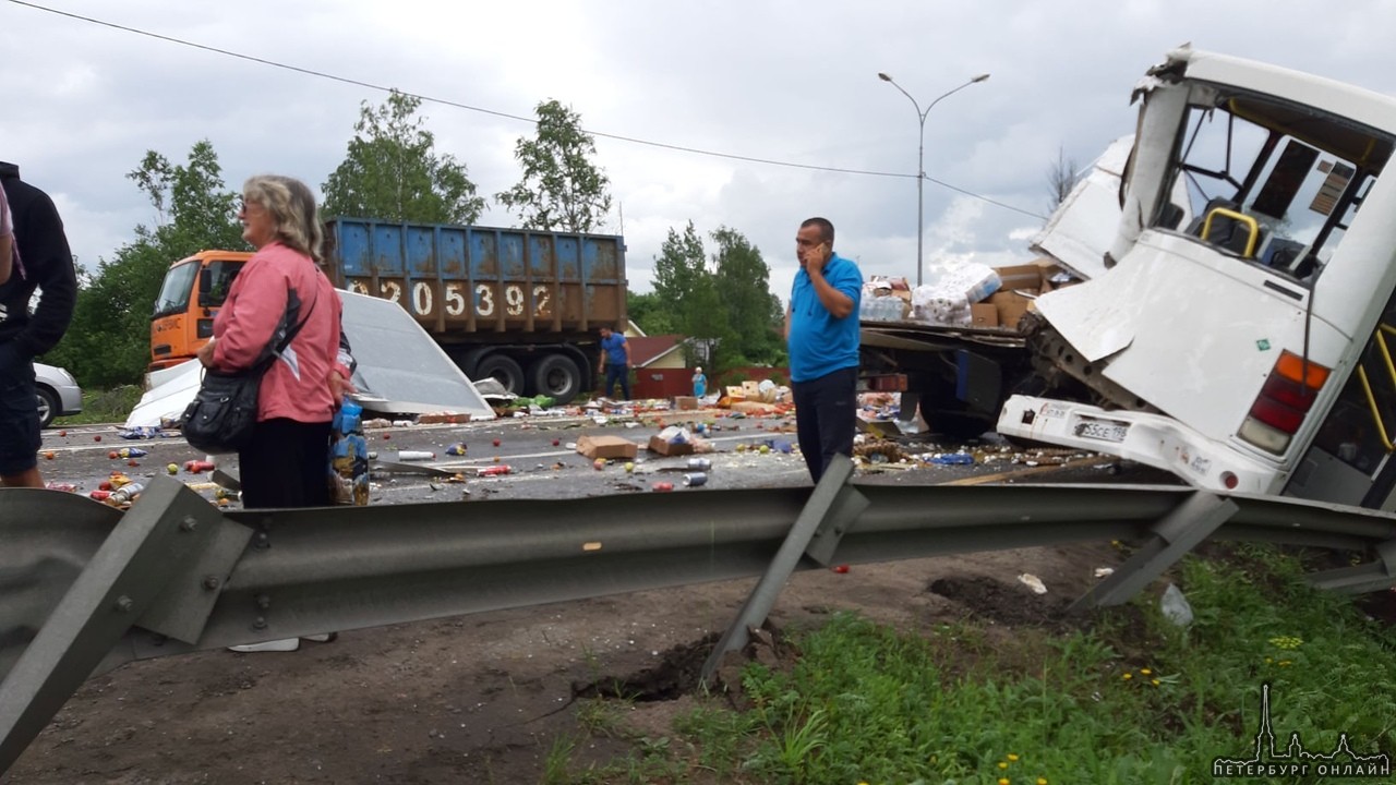 В Ушаках произошла авария на полосе в направлении Москвы. По всей дороге разбросаны фрукты, овощи и ...