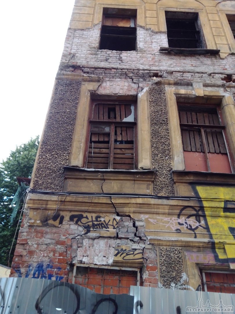Аварийное здание на Каменноостровском проспекте 24Б в непосредственной близости от детского сада.
