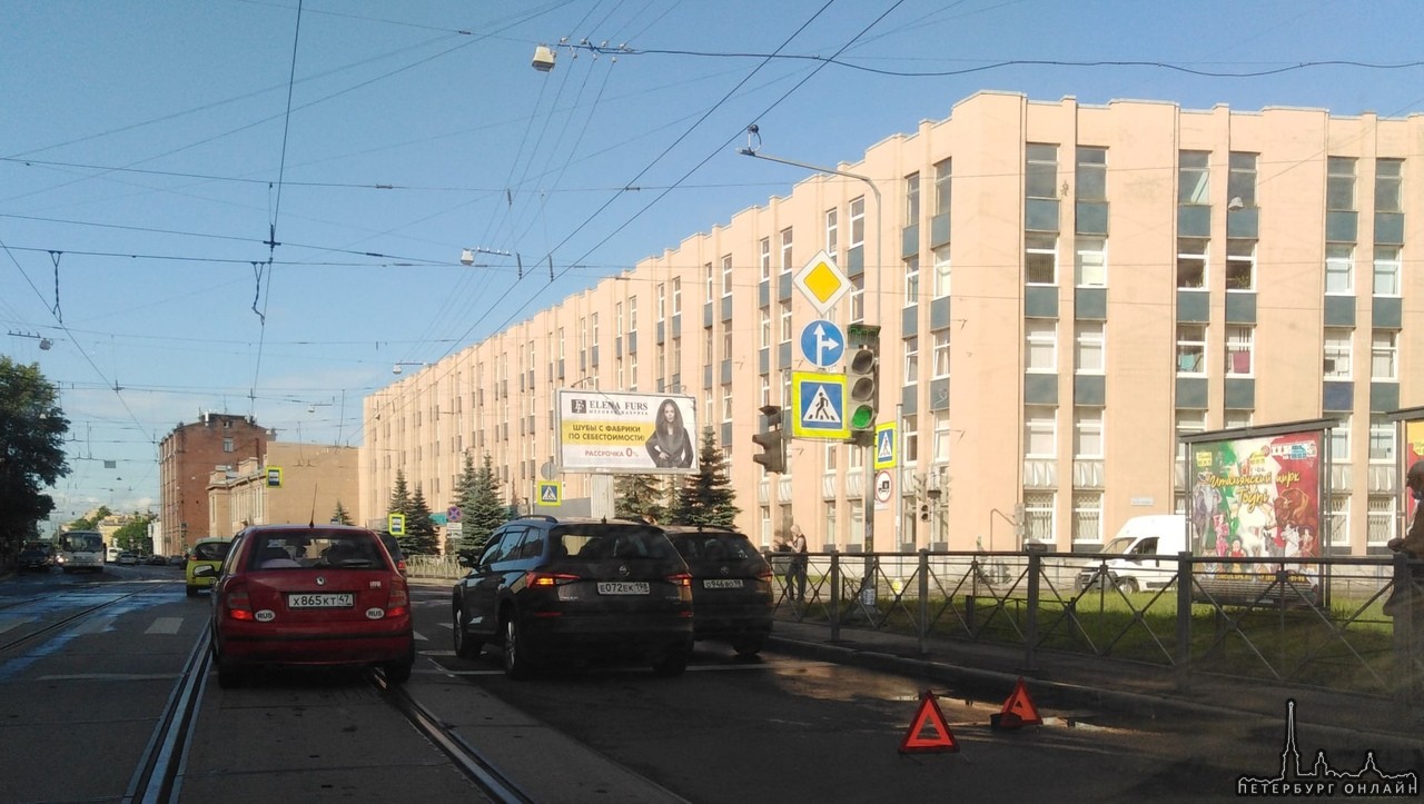 Дтп на Кондратьевском перед Ватутина, в сторону Полюстровского.