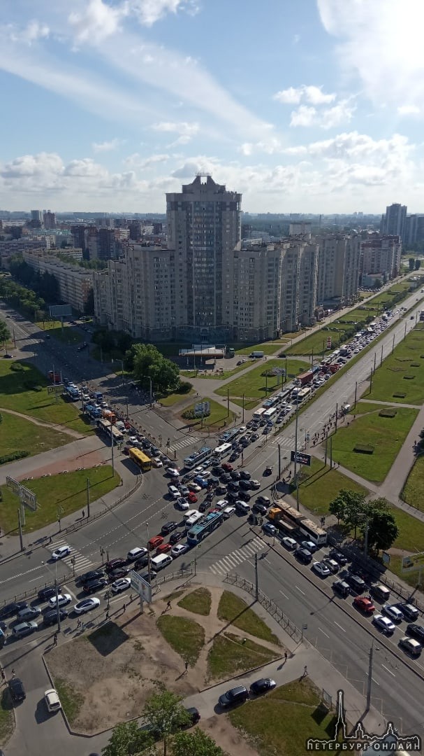 Светофор не работал на перекрёстке Ленинского и Жукова в 9 утра