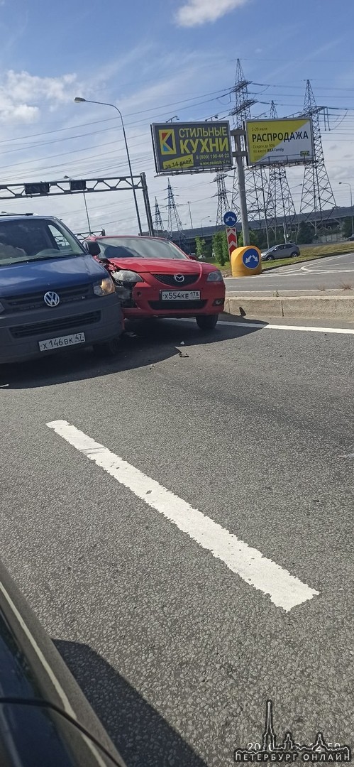 Volkswagen и Mazda не поместились в одной полосе возле поста ДПС в городе Мурино