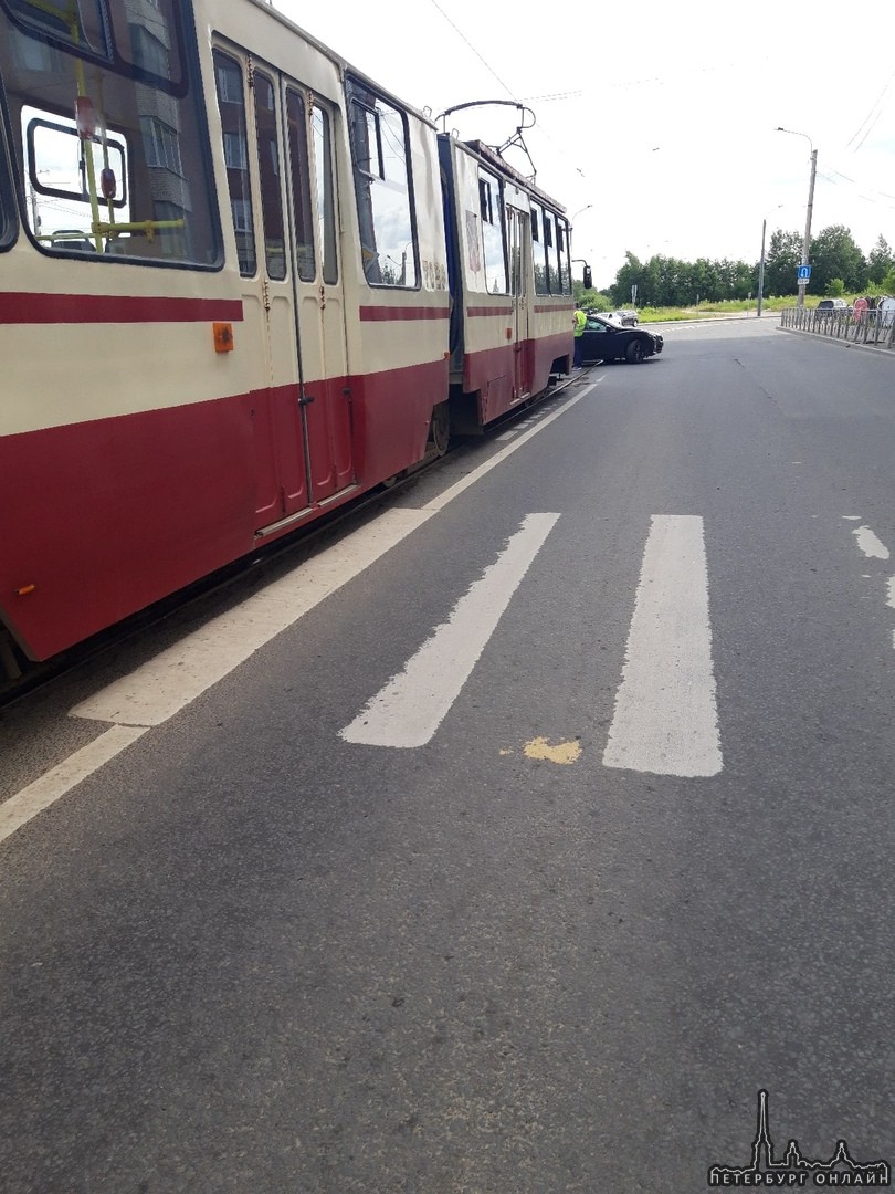 На Солидарности у выезда из Кудрова, стукнулись на трамвайных путях