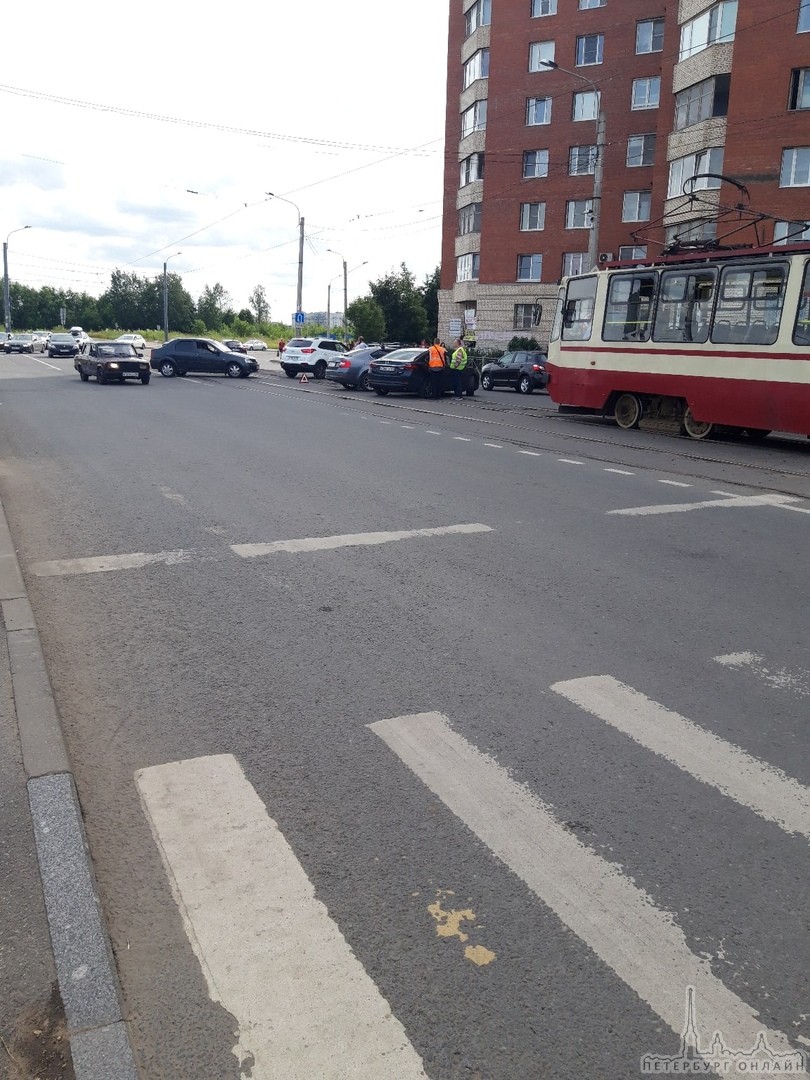 На Солидарности у выезда из Кудрова, стукнулись на трамвайных путях