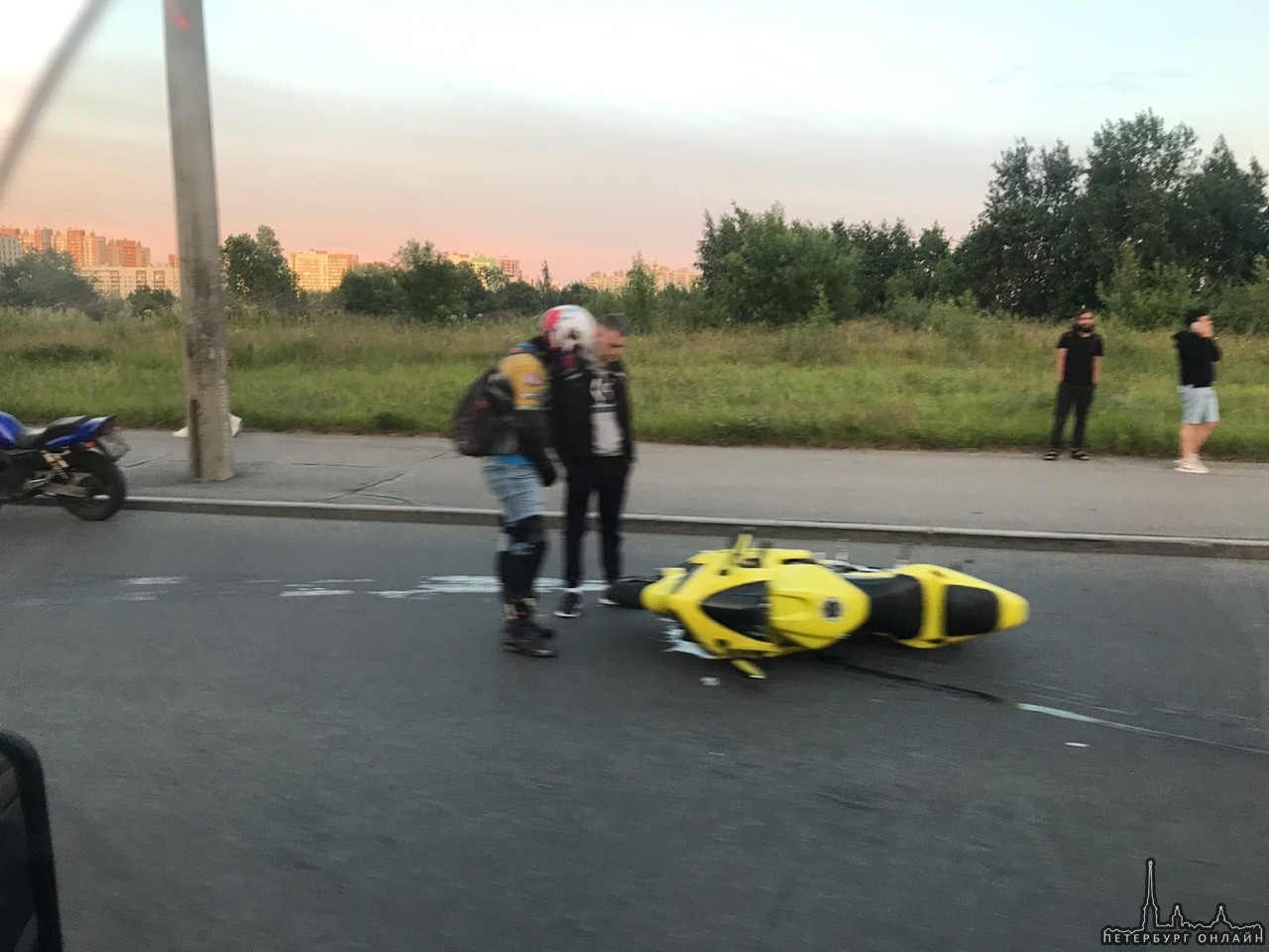 На въезд в Кудрово, Яндекс драйв, разворачиваясь, не пропустил мотоцикл, вроде все живы и здоровы