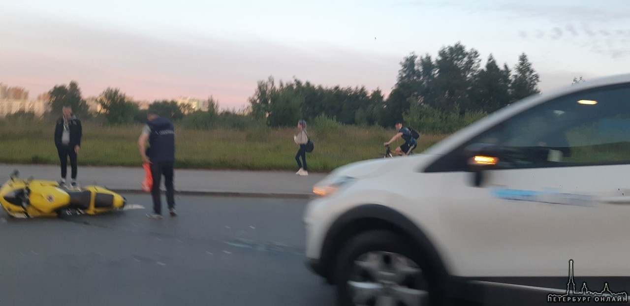 На въезд в Кудрово, Яндекс драйв, разворачиваясь, не пропустил мотоцикл, вроде все живы и здоровы