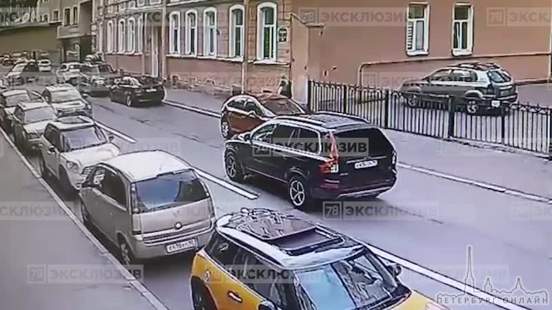 Видеозапись как девушка на Съезжинской улице заехала на припаркованную машину. Новость вчера: http...