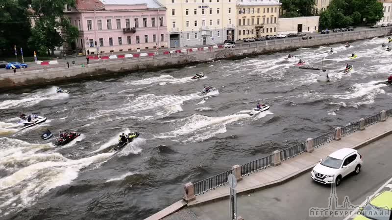 Люди на гидроциклах отметили начало водного сезона массовым заплывом по рекам Петербурга.