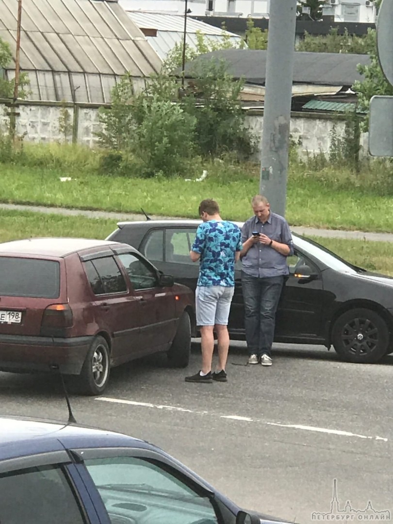 На улице Книпович встретились два легендарных Гольфа, чёрный двигался по главной дороге. Спокойно к...