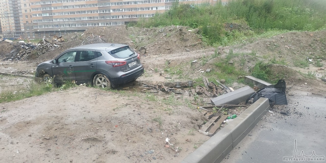В Мурино на Петровском бульваре водитель каршеринга решил организовать себе новое парковочное место,...