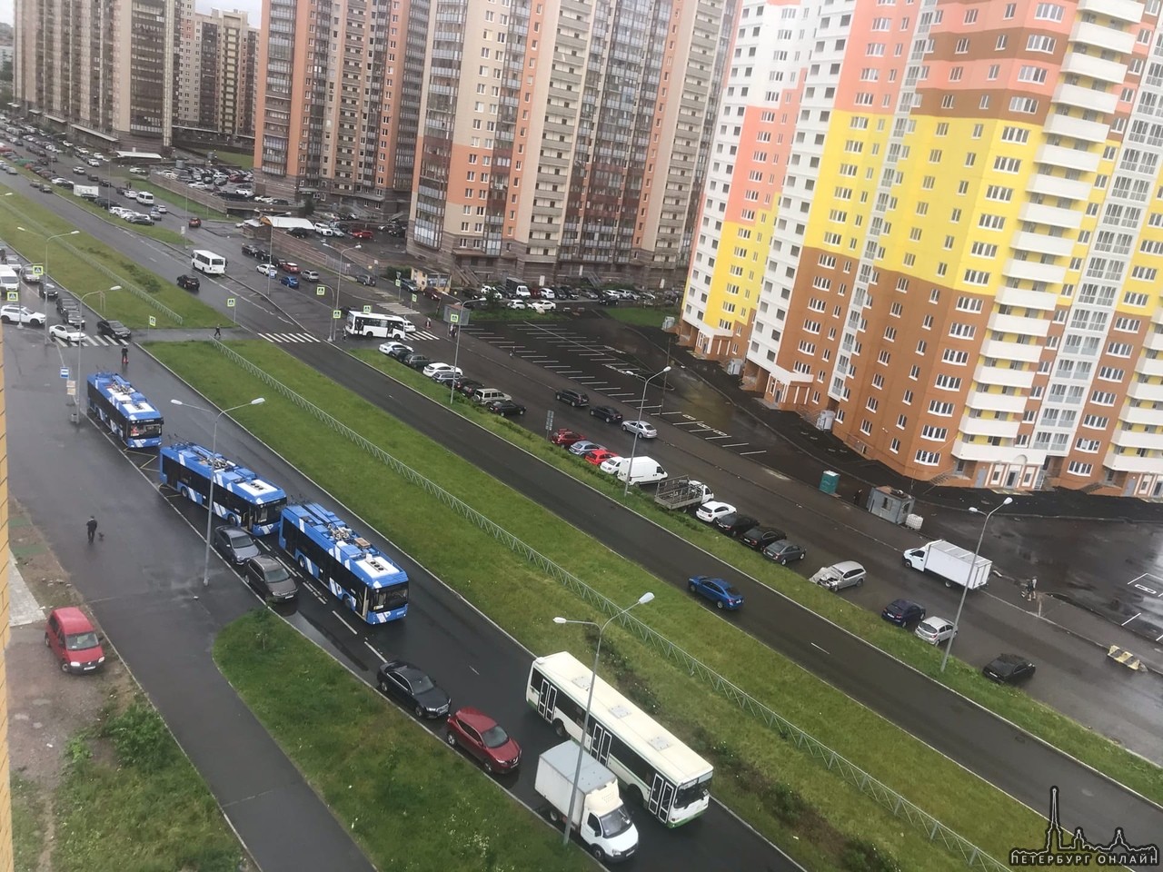 На проспекте Королёва за ЮК из-за заглохшей машины скопились троллейбусы. Машина заглохла посреди до...