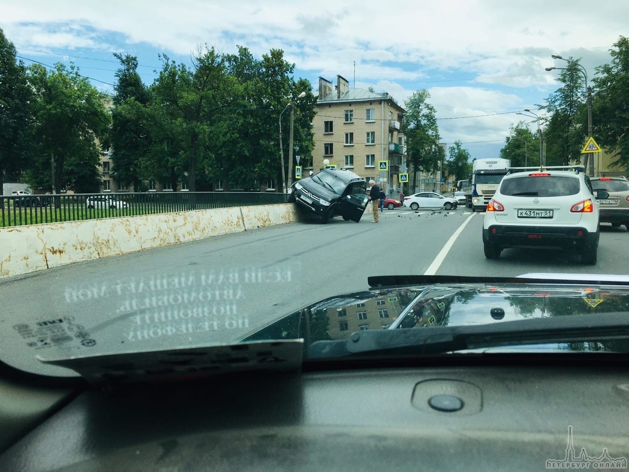 В Колпино Авария на пересечении Красной и набережной Комсомольского канала. Hyundai видимо не пропусти...
