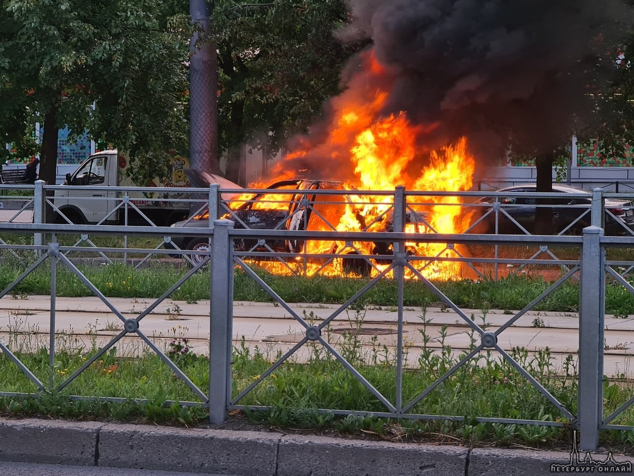 На Димирова, напротив Ленты, горит машина, движение перекрыто, тушат