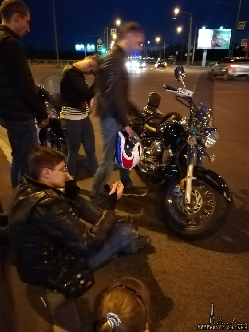 В 00:30 на Петергофском шоссе автомобиль подрезал мотоцикл. Все живы, но есть повреждения мотоцикла....