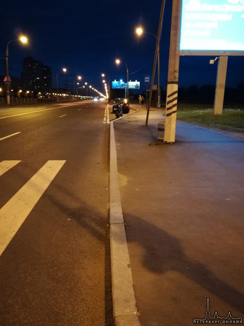 В 00:30 на Петергофском шоссе автомобиль подрезал мотоцикл. Все живы, но есть повреждения мотоцикла....