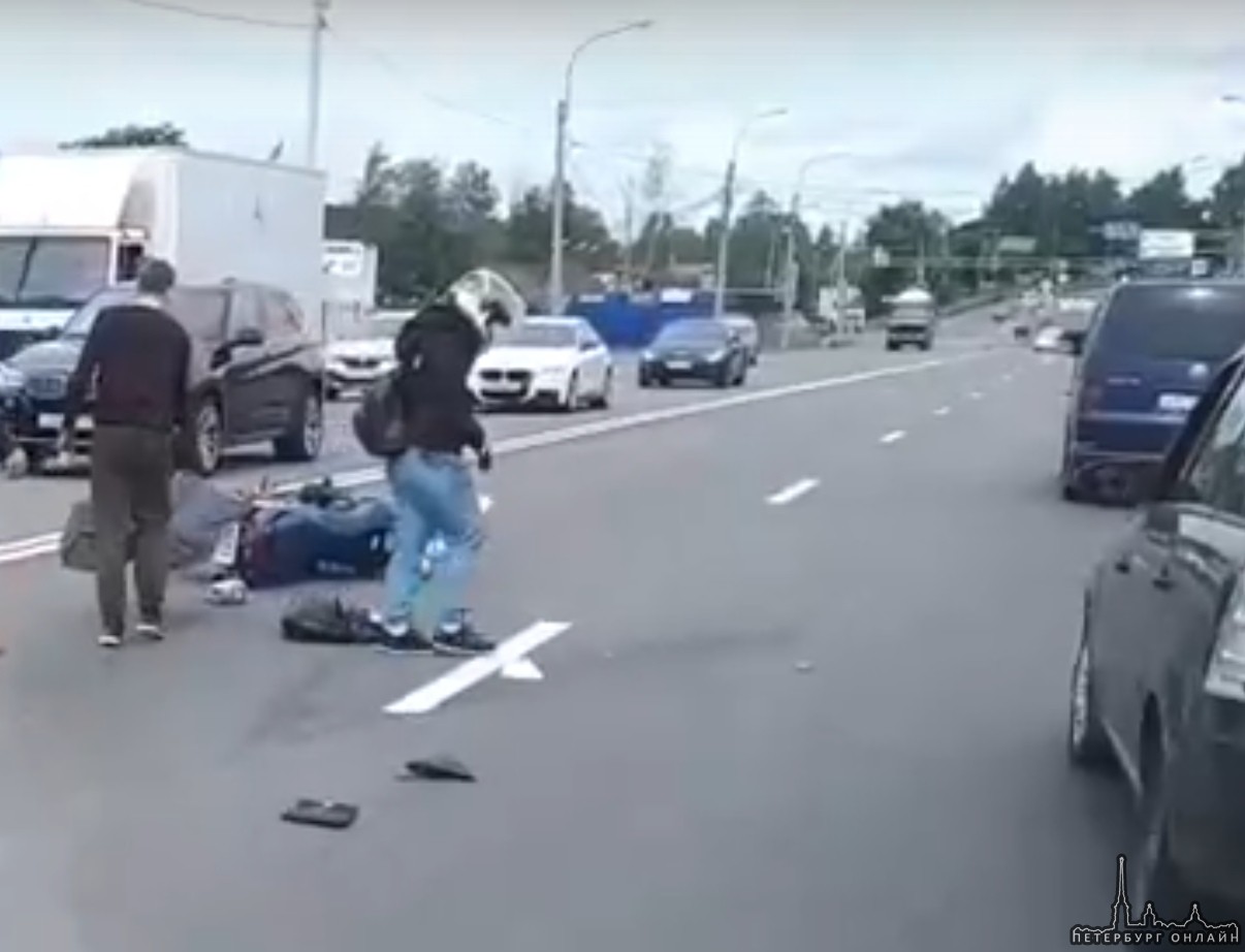 На Выборгском шоссе в Парголово у ленты мотоциклистка сбила женщину, переходившую дорогу в неположен...