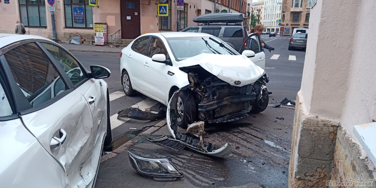 Сегодня в 9 утра была авария между двумя Киа на пересечении улицы Воскова и Саблинской улицы.