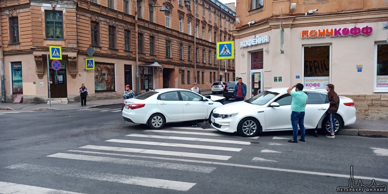 Сегодня в 9 утра была авария между двумя Киа на пересечении улицы Воскова и Саблинской улицы.