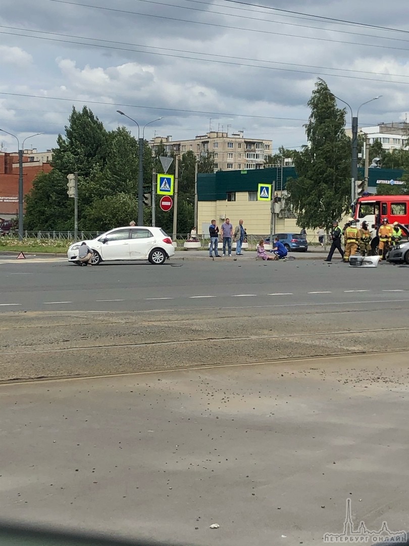 Три машины столкнулись на перекрестке проспектов Испытателей и Сизова . Пожарные на месте, через 5 м...