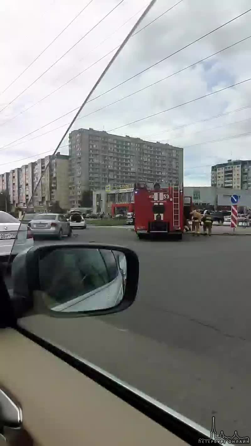 Три машины столкнулись на перекрестке проспектов Испытателей и Сизова . Пожарные на месте, через 5 м...