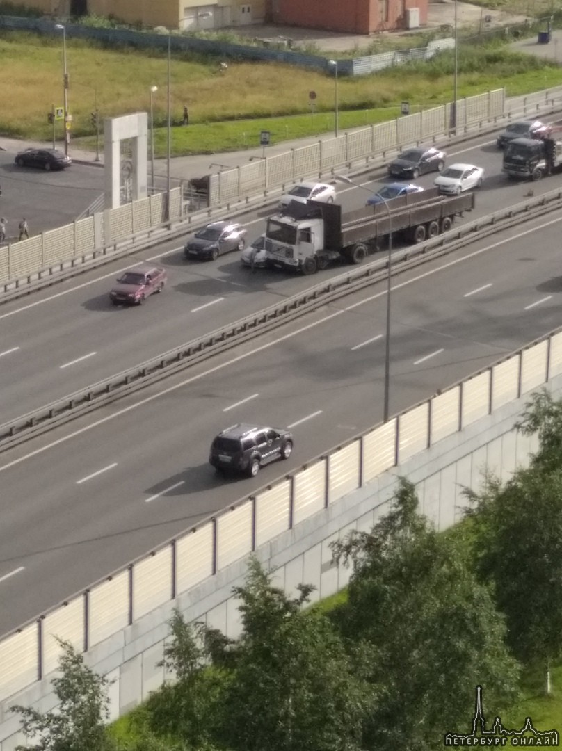 Автомобиль залез в мертвую зону грузовика на Дунайской мосту.