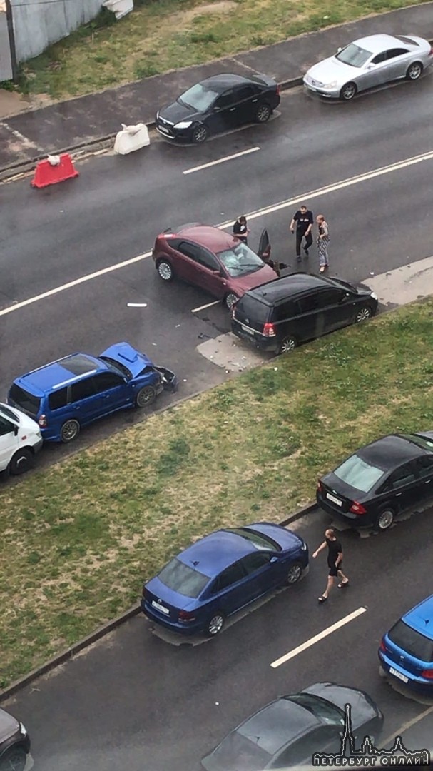 В Кудрове на проспекте Строителей Фокус прилетел в припаркованный Опель и ударил им Subaru