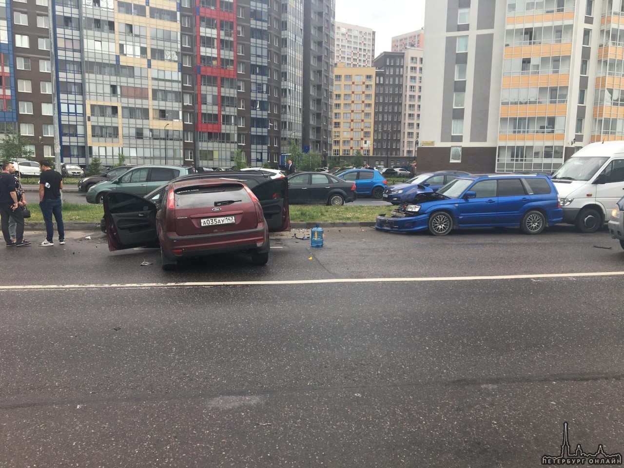 В Кудрове на проспекте Строителей Фокус прилетел в припаркованный Опель и ударил им Subaru