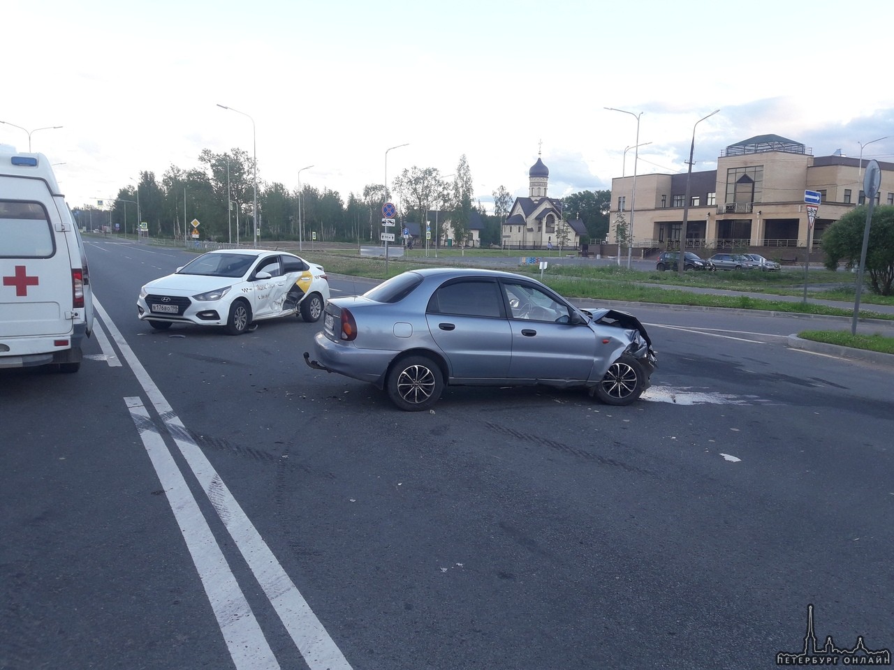 В Новеселье, на Красносельском шоссе, возле заправки Газпром столкнулись Chevrolet Ланос и Hyundai Соляр...