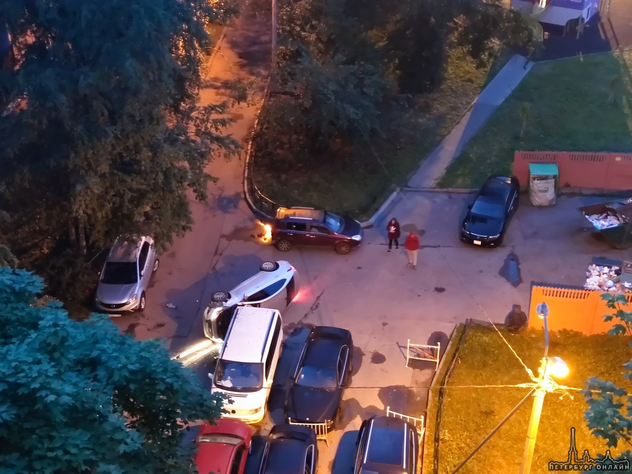 Во дворе дома по Искровскому проспекту 6/6 водитель в состоянии САО зацепил 2 припаркованных машины ...