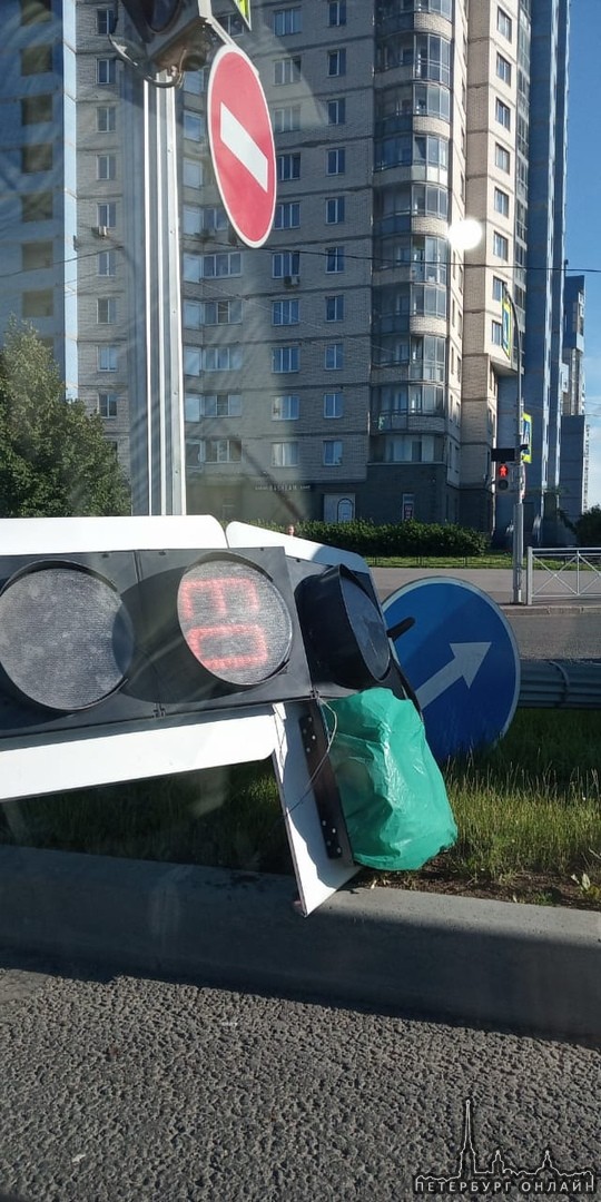 Сбили светофор на перекрёстке Парашютной, Репищевой и Сизова