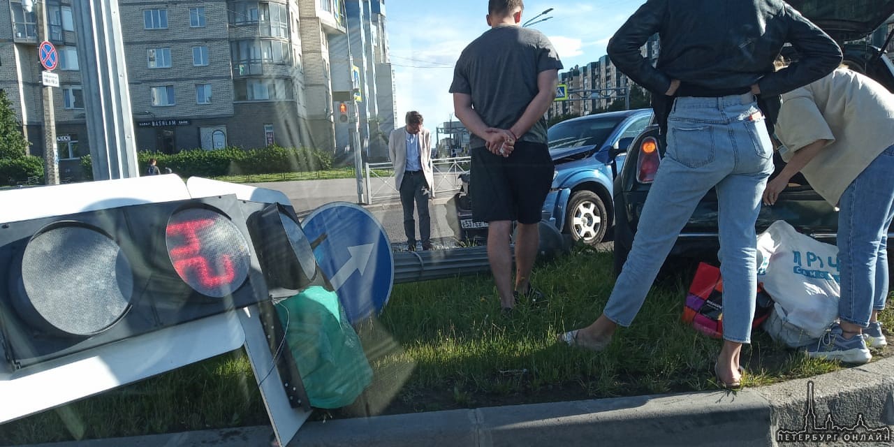 Сбили светофор на перекрёстке Парашютной, Репищевой и Сизова