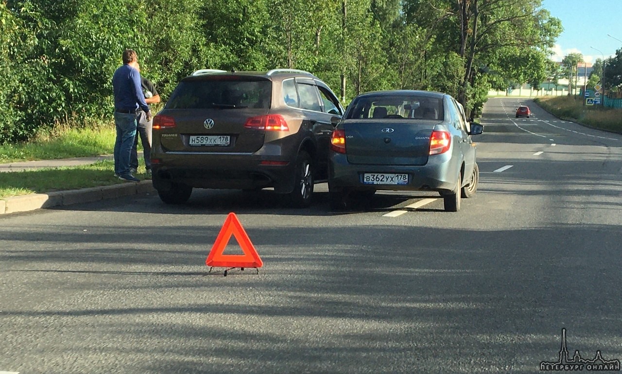 Volkswagen и Лада не поделили дорогу у кладбища на улице Красина, 67