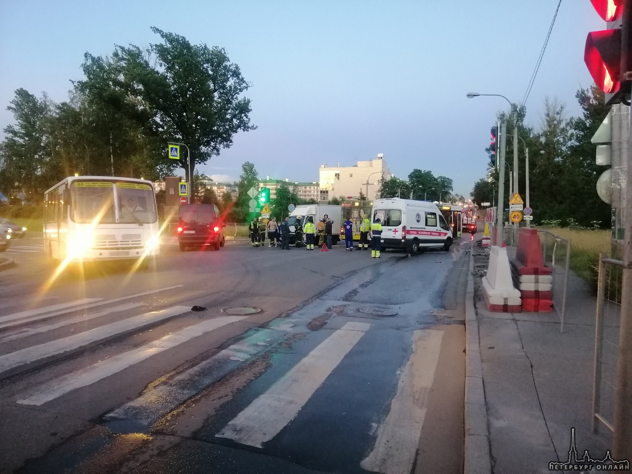 Авария на перекрёстке Коммуны и Красина. Водителя грузовика с признаками САО доставали из машины.