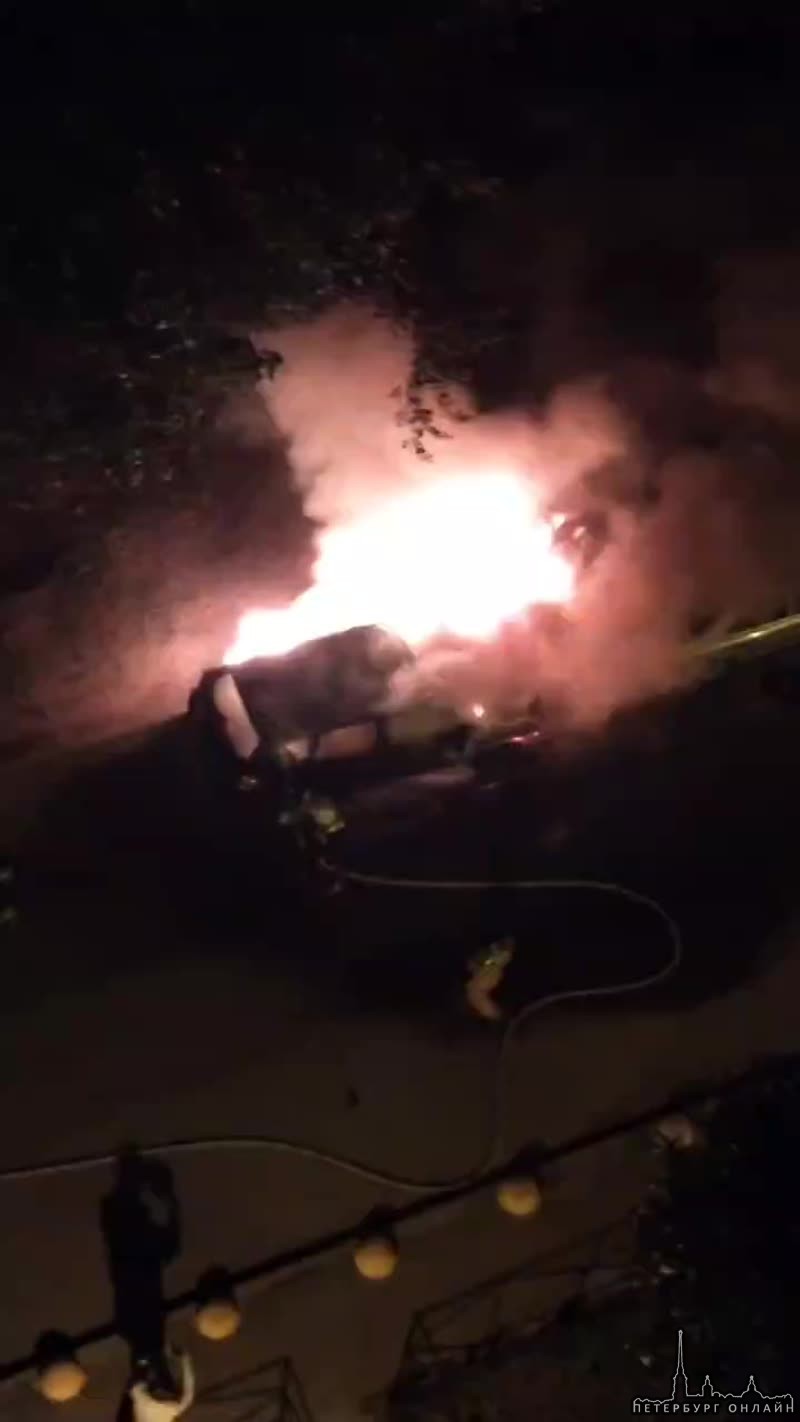 Сгорел автомобиль на улице Савушкина, всё потушили