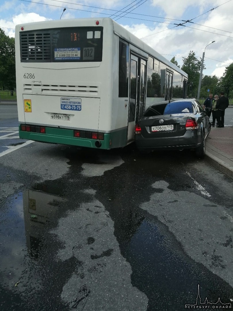 В 12:30 Volkswagen Поло поворачивал с Маршала Блюхера на Пискаревский проспект вместе с автобусом.